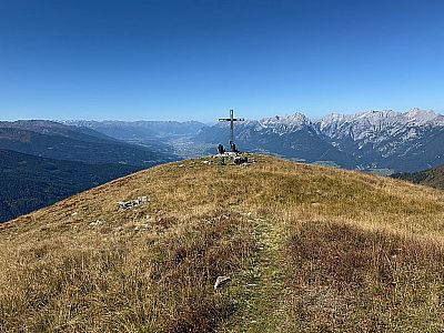 Am Kuhmesser genießen wir den schönen Blick übers Inntal zum Karwendel