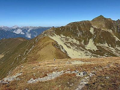 ...und steigen auf seiner Nordwestseite ab