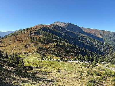 Blick zurück zu unserem Ausgangspunkt am Loassattel
