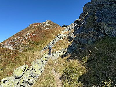 Über uns taucht die Kellerjochhütte auf