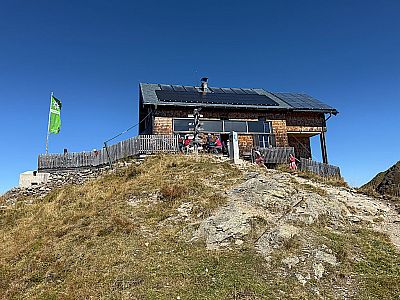 Nach einer Gehzeit von 2 Stunden haben wir die Kellerjochhütte erreicht