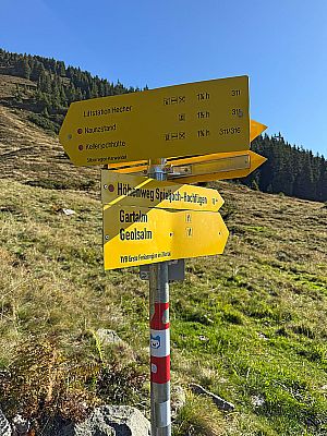 ...treffen wir auf einen ersten Wegweiser