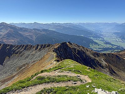 Wir verlassen die Gipfelkapelle auf der Aufstiegsroute...