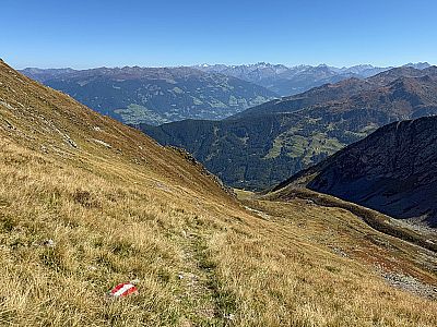 ...und biegen am Rücken links in den Weg zur Gartalm ein