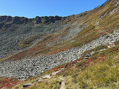 ...in mehreren kurzen Kehren hinunter...