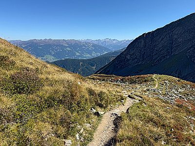 Wir biegen links in den Querweg ein