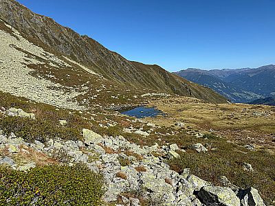Erst zeigt sich ein kleiner Weiher...