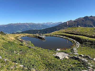 Für den Rückweg zum Loassattel gehen wir rechts am Weiher vorbei