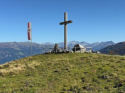 Vor dem Holzkreuz biegen wir in den Pfad zum Loassattel ein