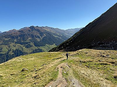 ...und wandern auf dem Wiesenweg bergab