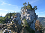 Der Blick zurück auf einen der markanten Felsen am Grat
