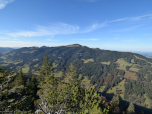 Im Nordwesten der Edelsberg und der Alpspitz