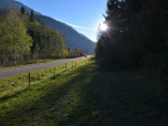 Der Straße entlang marschieren wir ein Stück nach Südwesten ...