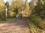 ... bevor wir auf der gegenüberliegenden Seite die Straße und den Bach überqueren.