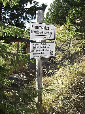 Wegweiser an der Hütte