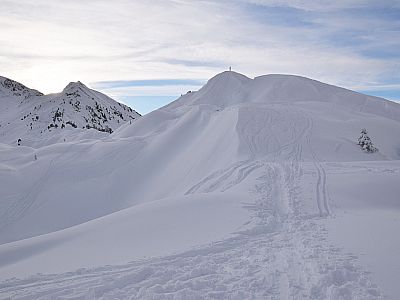 In der Bildmitte erkennt man das Gipfelkreuz des kleinen Gamssteins