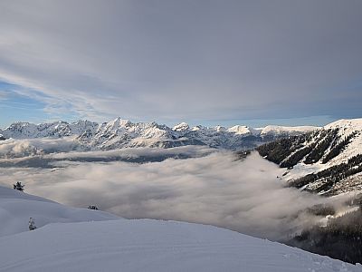 Im Inntal halten sich hartnäckig die Wolken auf etwa 1200 Meter