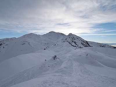 Hinter dem Sonntagsköpfl und dem Gilfert verabschiedet sich die Sonne
