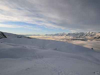 Im Westen befindet sich unter den Wolken Innsbruck