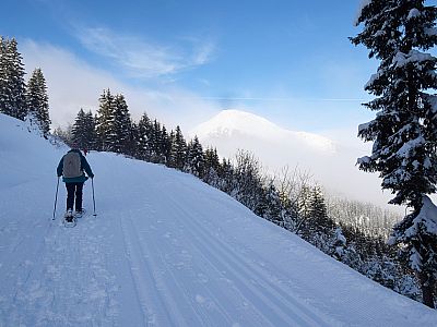 Aus dem Zillertal steigen vor dem Kuhmesser Wolken auf