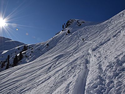 Die Spur führt rechts am Felsen vorbei