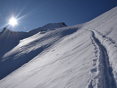 Der steile Gipfelhang ist die letzte Herausforderung vor der Abfahrt