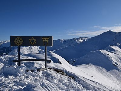 Die Symbole von 9 Weltreligionen sind von Insassen ...