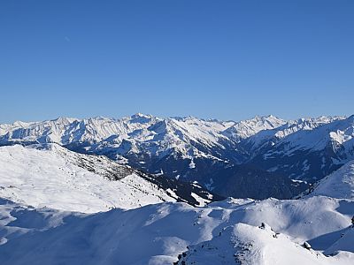Zahlreiche 3000er der Zillertaler Alpen säumen im Südosten den Horizont