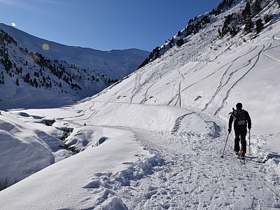 Hier halten wir uns rechts auf dem oberen Weg