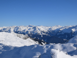 Zahlreiche 3000er der Zillertaler Alpen säumen im Südosten den Horizont