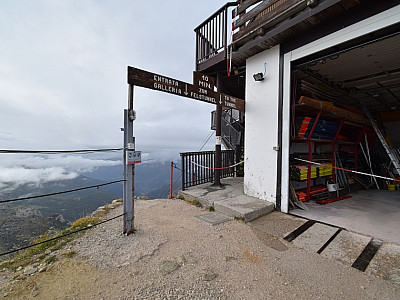 ... östlich der Seilbahnstation.