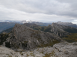 Ganz rechts ist die Sella Gruppe mit dem Piz Boe zu sehen