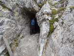 Am Grat nach Süden entdecken wir einen Tunnel