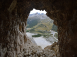 Aus dem Felsenfenster hat man einen guten Blick auf den Pass