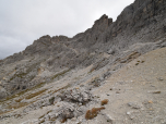 Unterhalb der Felsen steigen wir nach Nordwesten auf