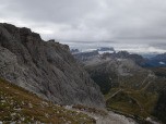 Am Grat nach Süden können wir bereits die Lagazuoi Hütte sehen