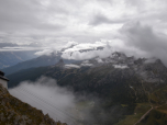 Die Wolken tauchen die Landschaft in eine eindrucksvolle Stimmung