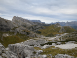 Der Ausblick zurück zu der Passhöhe