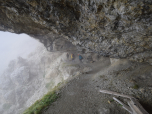 Die überhängenden Felsen schützen uns vor dem Regen