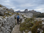 In einem Laufgraben wandern wir zu den vorgelagerten Schützengräben 