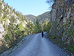 Wir folgen weiter dem Fahrweg ins Lainaubachtal hinein....