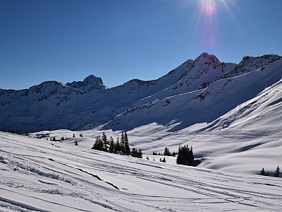 Der Widderstein lugt hinter den Ochsenhofer Köpfen hervor