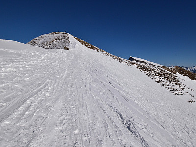 Die letzten Meter zum Gipfel führen an der Hangkante entlang
