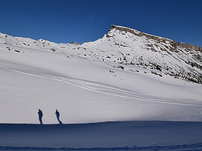 Wir betrachten unsere Schatten vor dem Hohen Ifen