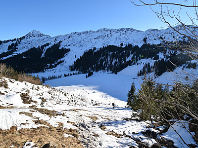 ... und erreichen den Sonnenhang vor der Alpe Melköde
