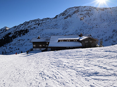 Nach dem Frühstückstee liegt auch die Schwarzwasserhütte in der Sonne