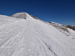 Die letzten Meter zum Gipfel führen an der Hangkante entlang