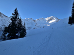 Hinter dem Hügel rechts befindet sich die Schwarzwasserhütte