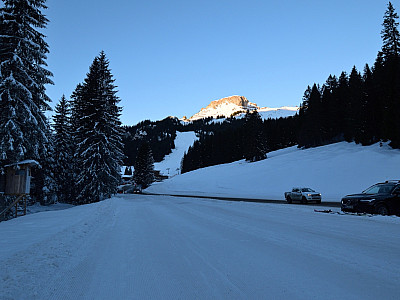 Die Sonne hat bereits die Felsen des Hohen Ifen erreicht 