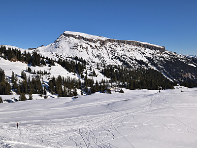 Der Hohe Ifen dominiert weiterhin die Sicht nach Norden